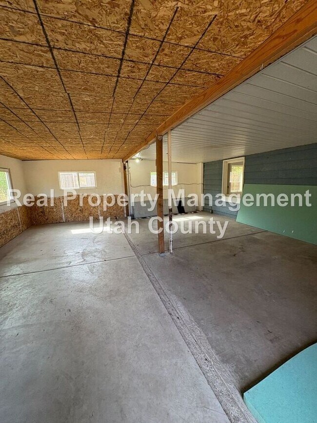 Building Photo - 9580 N Cyn Rd