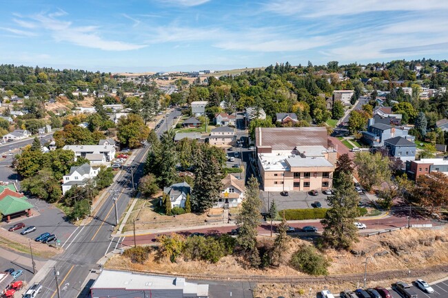 Building Photo - Close to WSU