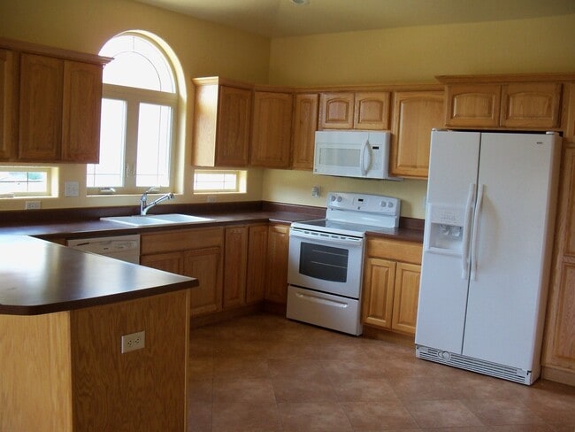 Building Photo - 6 BED | 3 BATH | TRIPLE GARAGE | RED ROCK ESTATES