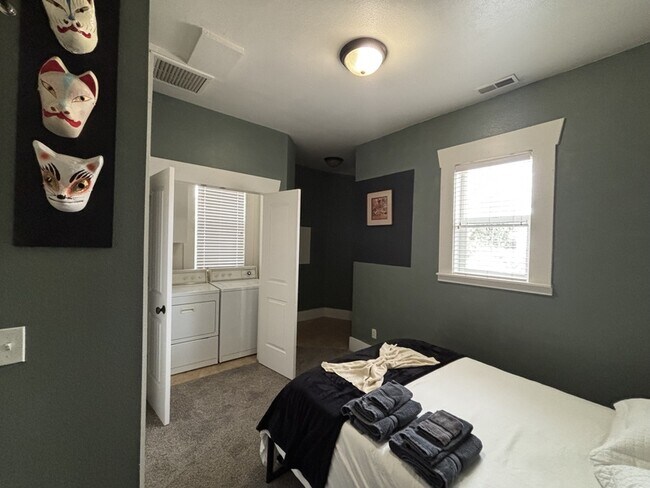 Building Photo - 608 Park St.