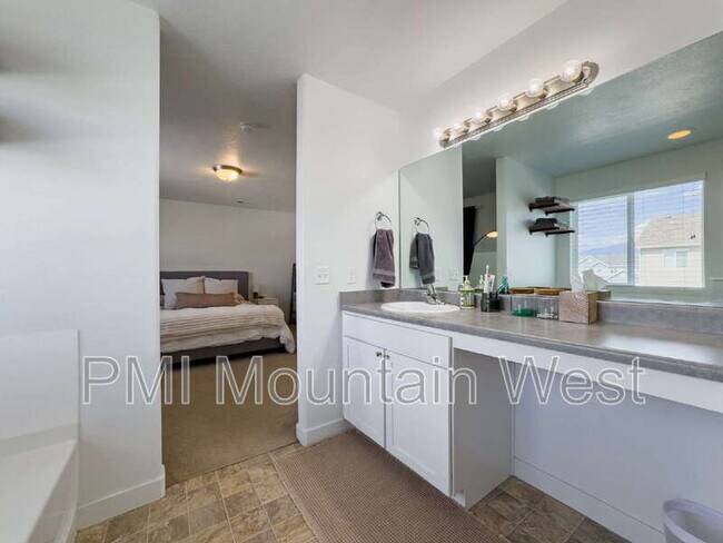 Building Photo - 3565 Water Lilly Ln