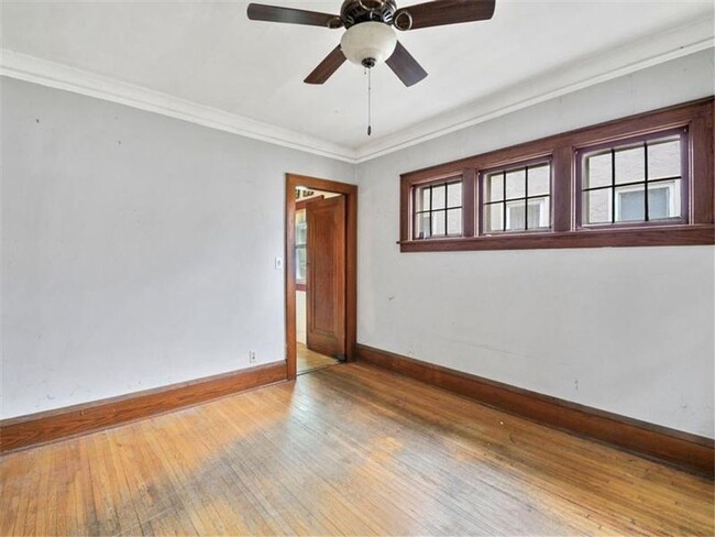 Building Photo - Cute 6 Bedroom- SFH- Walk to St Kates Univ...