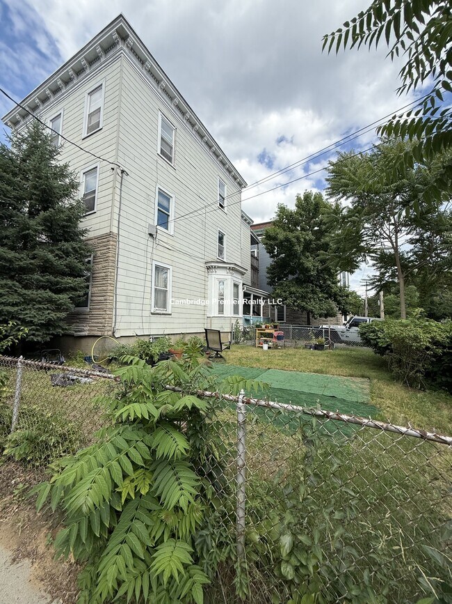 Building Photo - 54 Pleasant St
