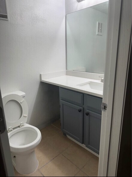 Building Photo - 1075 S Elkhart Way