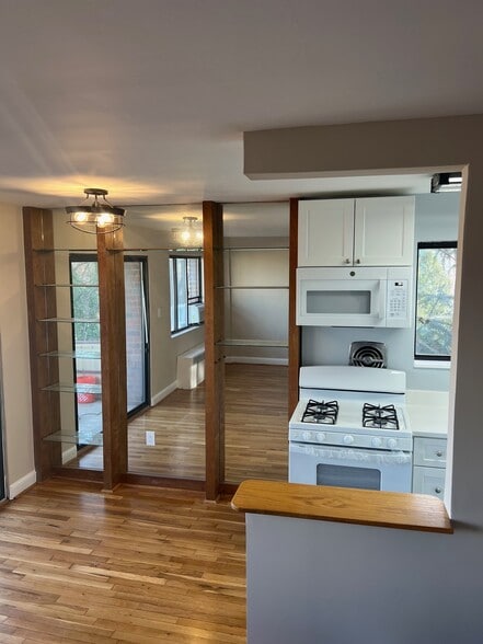 Breakfast area - 1573 N Colonial Ter