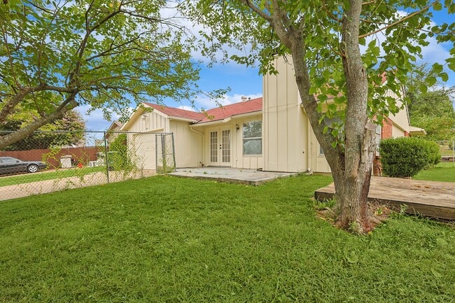 Building Photo - 2502 High Hollow Dr