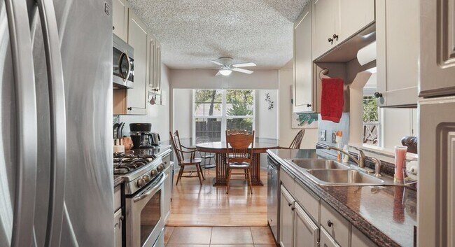 Building Photo - 4611 Cedargrove Dr