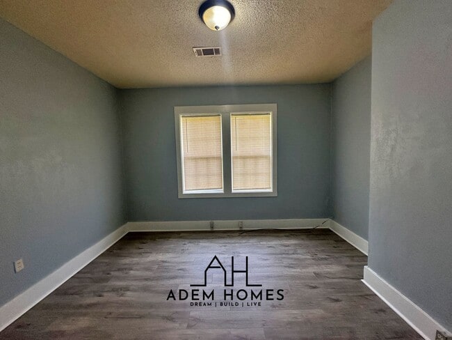 Building Photo - Spacious 2 Bedroom Home in a Central Location!! - (Duplex)