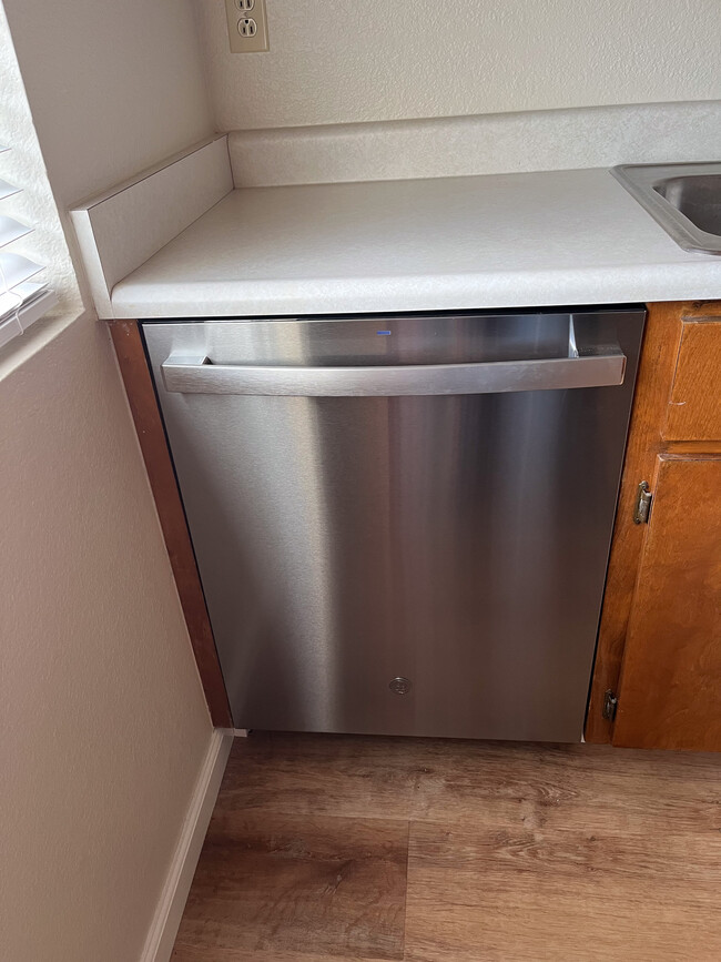 New dishwasher. - 2667 Lakeshore Blvd