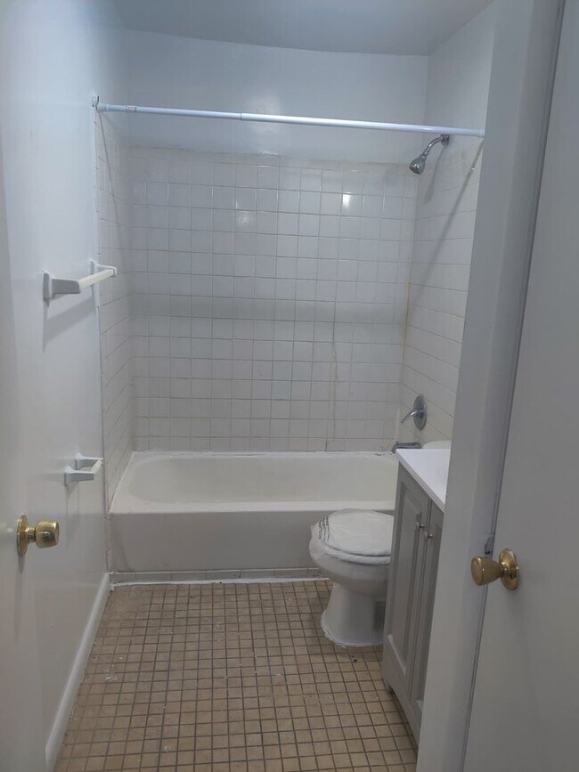Building Photo - 883 N 42nd St