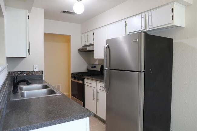 Building Photo - 7807 Bixler Dr