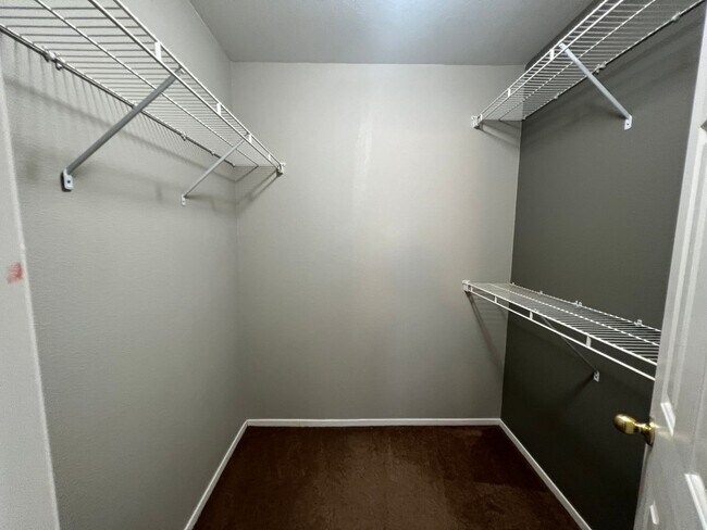 Building Photo - Spacious 2bed/ 2.5 bath Townhouse in Gated...
