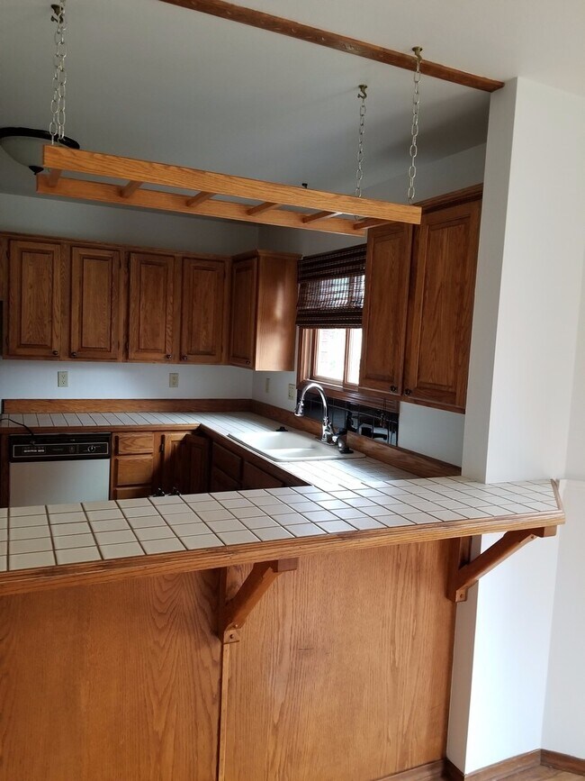 Building Photo - Bellevue Manor 2br 2ba Double garage
