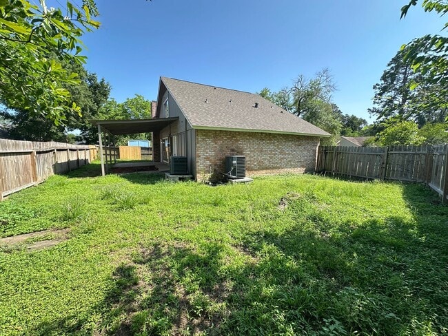 Building Photo - Gorgeous 4bd 2ba on Mature Lot in Prime Lo...