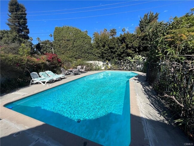Building Photo - 624 N Roxbury Dr