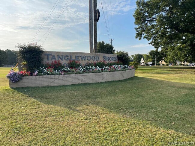 Building Photo - 2 Bedroom, 2 Bath Home located in Tanglewood Shores