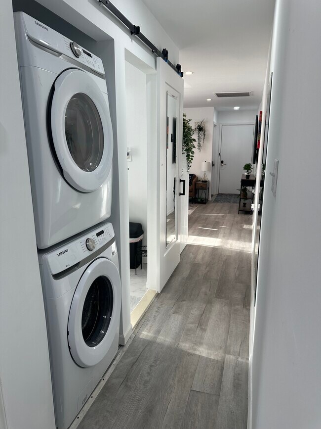 Building Photo - 3826 W 9th St