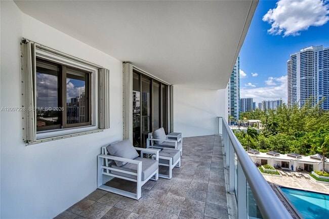 Building Photo - 19500 Turnberry Way