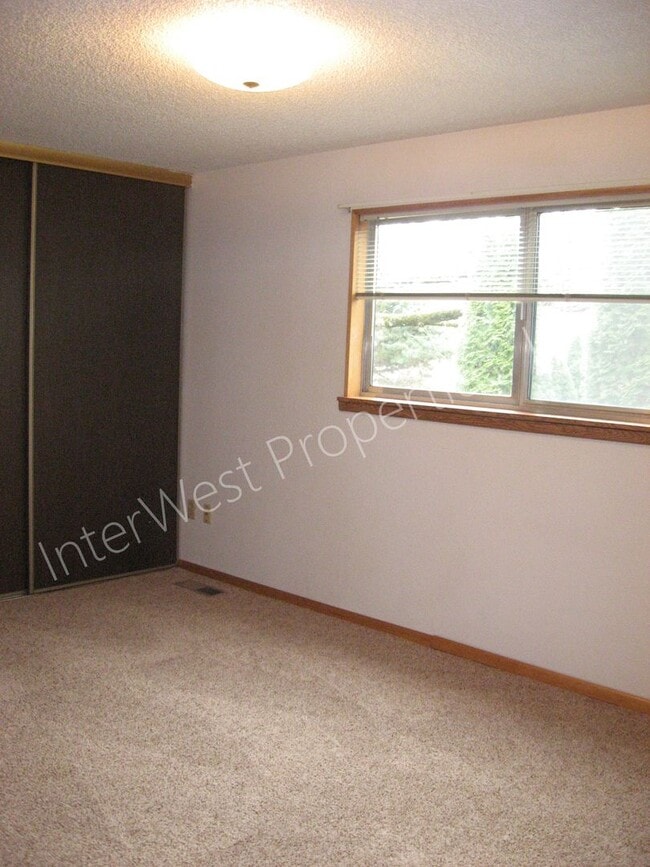 Building Photo - 3 Bed 2 Bath Beaverton Home with big backyard, storage shed, A/C and fireplace!!