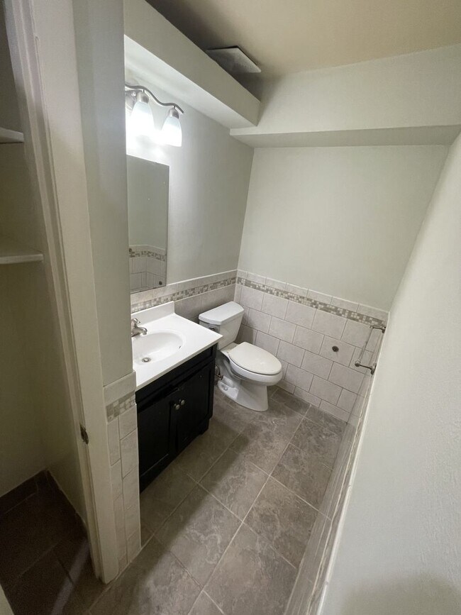 Building Photo - 3 bd 1.5 ba Condo