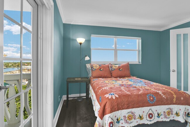 Building Photo - 1169 Hillsboro Mile
