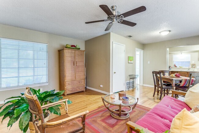 Building Photo - 2-BEDROOM DUPLEX IN WILSHIRE TERRACE