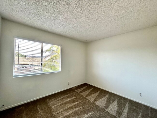 Building Photo - 5 Bed, 2 Bath in Otay Mesa!
