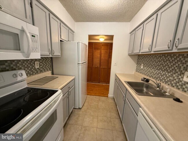 Building Photo - 3011 Valley Dr