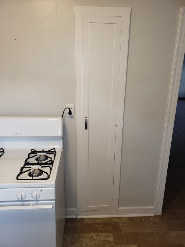 Building Photo - 1300 E 6th St