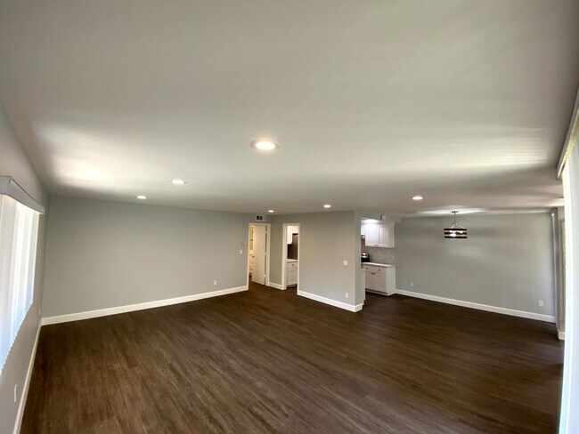 Building Photo - Stylish 2-Bed Apartment