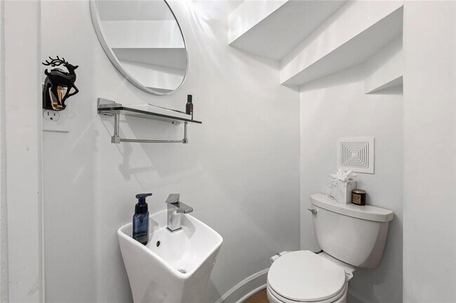 Building Photo - 346 Redland Rd NW