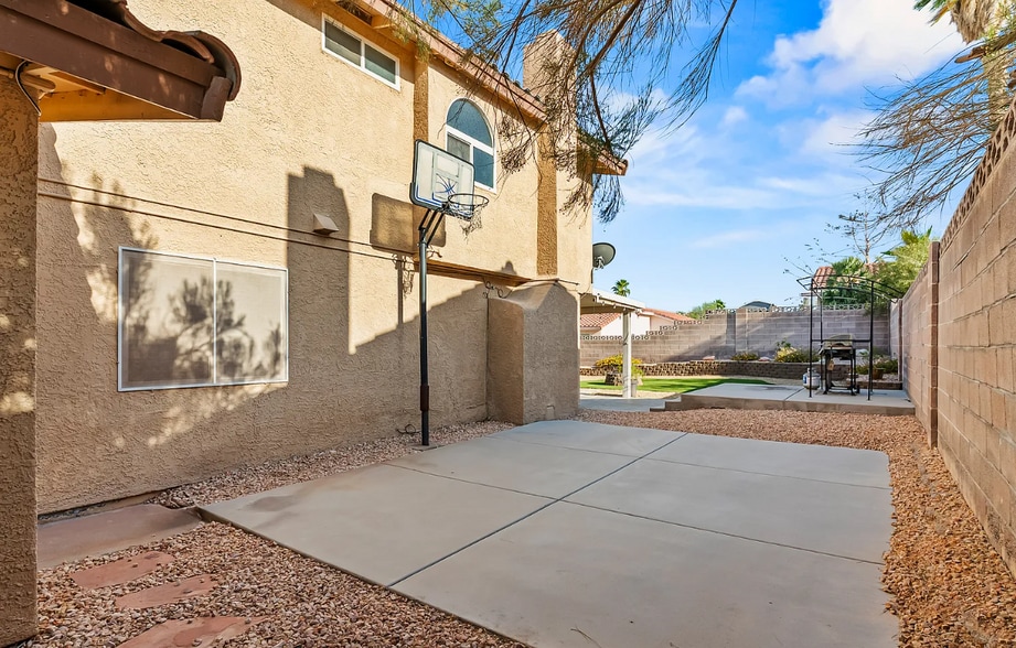 Side yard - 7474 Puritan Ave