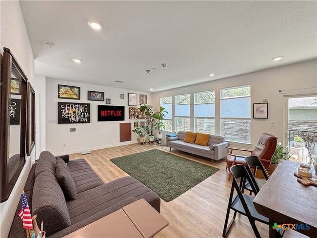 Building Photo - 1200 Willow Dr
