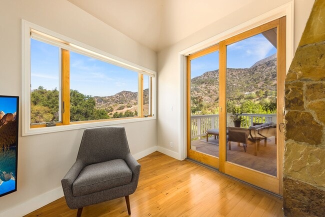Building Photo - Ojai Views