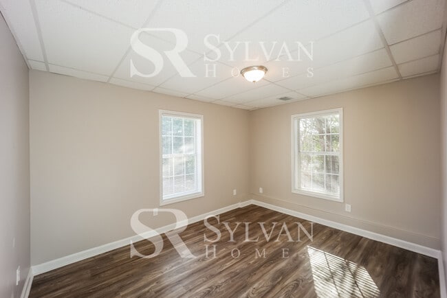 Building Photo - Spacious 4BR 3BA Home for You