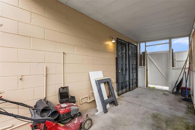Building Photo - 2501 Daffadil Terrace