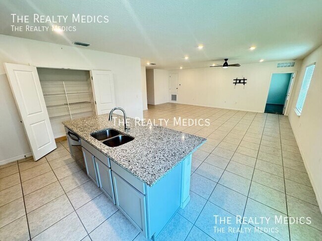 Building Photo - 320 Mariana Way