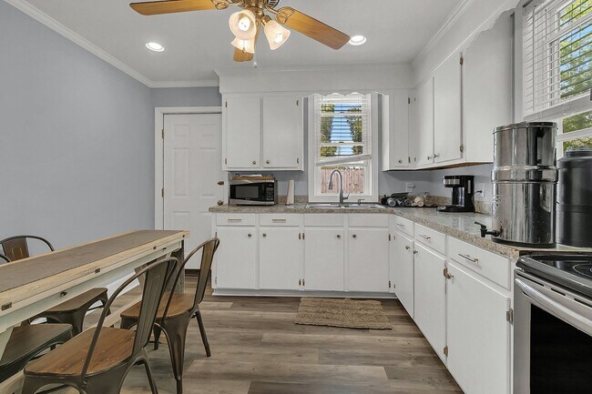 Building Photo - Charming West Ashley Bungalow