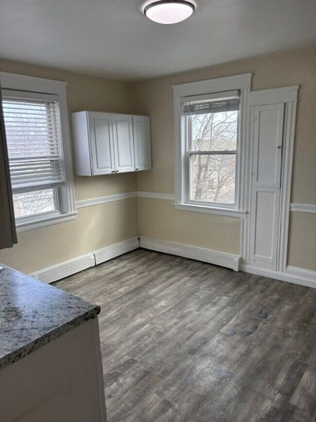 Building Photo - 121 Ledge St