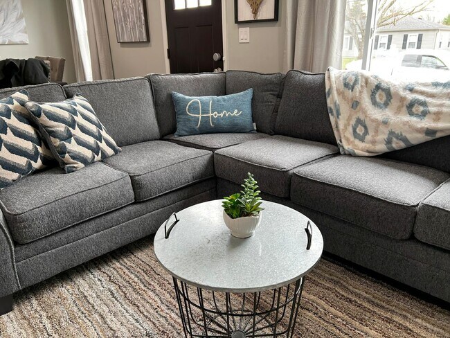 Building Photo - Fully Furnished rental with excellent cent...