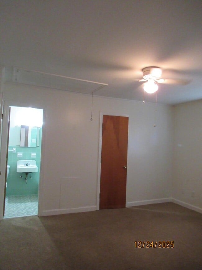 Building Photo - 326 W Hampton Ave