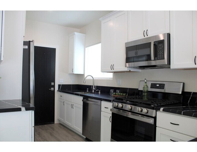 Building Photo - Charming & Private 4-Bedroom, 4-Bath Home in Sherman Oaks