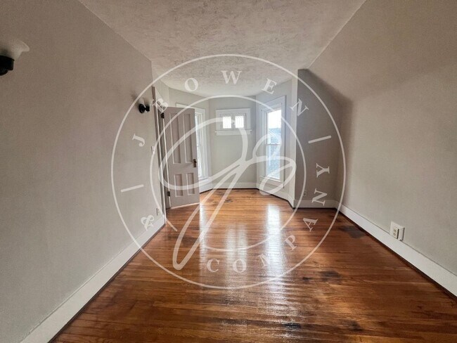 Building Photo - "Charming 3-Bedroom with 2 Full Baths in t...