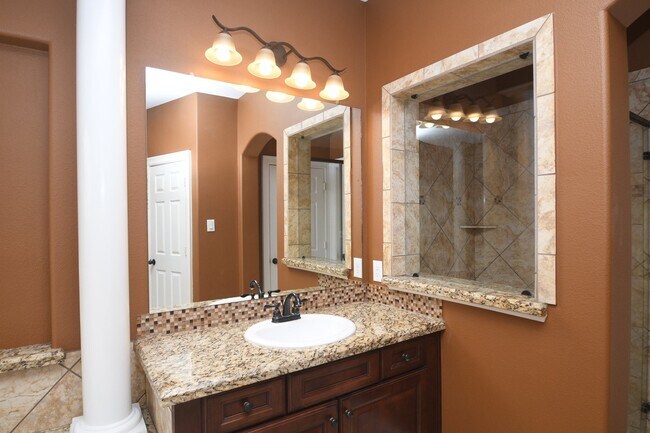 Building Photo - 606 Whitney Oaks Ln
