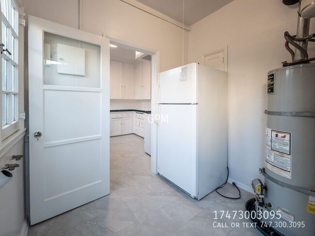 Building Photo - Spacious Hollywood Gem: Stylish 1-Bedroom ...