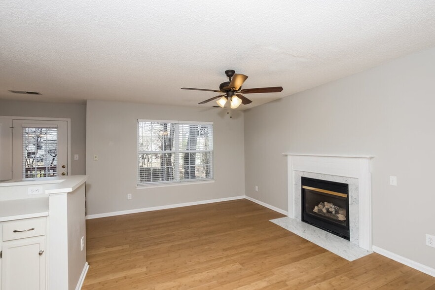 Building Photo - 925 Treasure Pl SW