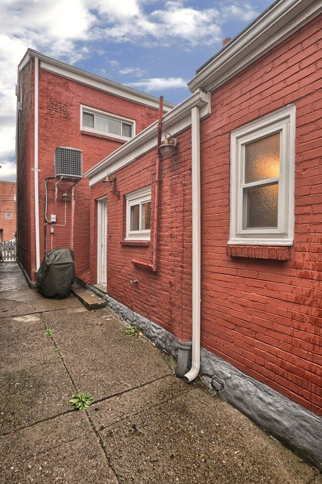 Building Photo - Charming 3 bed, 2 bath, south side flats h...