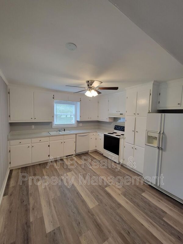 Building Photo - 801 Sycamore Rd