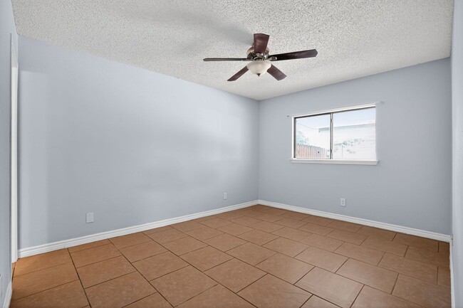 Building Photo - Cozy & Spacious 2 Bed, 2 Bath with Private...