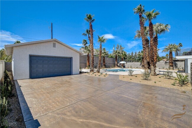 Building Photo - 2685 S Tenaya Way